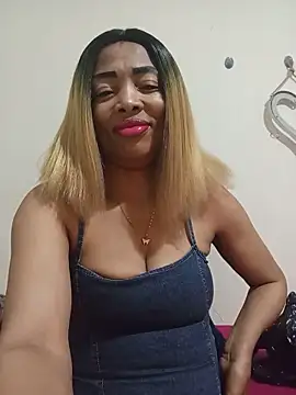 Snapshot of SEXYMOANSXX chatting on June 2026 05:32:02 AM SEXYMOANSXX online show from June 2026 05:32:02 AM