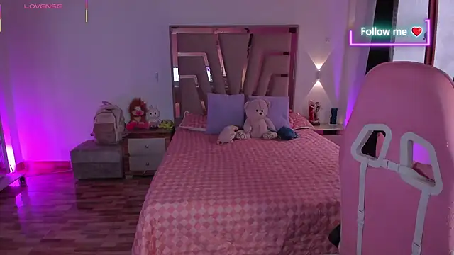 lunaarose online show from April 2026 07:51:02 PM