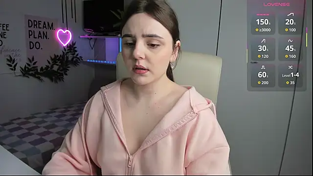 LiaWoow online show from September 2025 06:41:01 AM