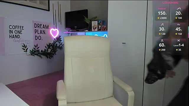 LiaWoow online show from October 2025 02:07:01 PM