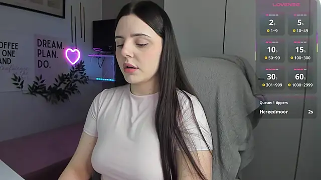 LiaWoow online show from December 2025 07:48:02 AM