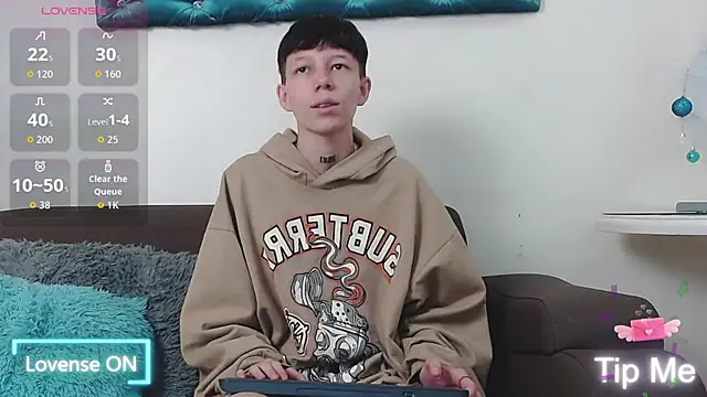 LiamBrown09 online show from December 2025 07:08:02 PM