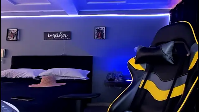 alexgiraldo   online show from October 2025 01:20:01 PM