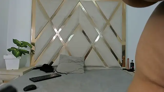 arielasm online show from November 2025 01:07:02 PM