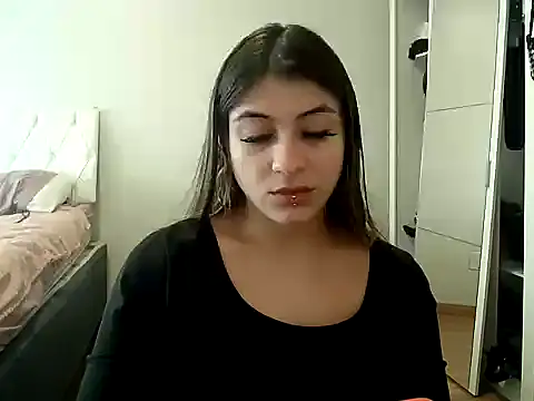 Snapshot of Becca_B chatting on May 2026 06:58:01 PM Becca B online show from May 2026 06:58:01 PM