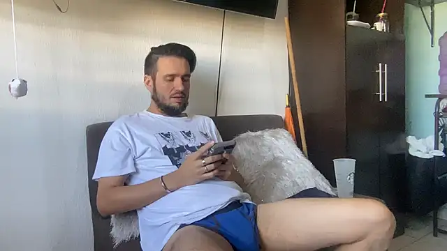 Snapshot of Alexitho25 chatting on October 2025 07:51:01 PM Alexitho25 online show from October 2025 07:51:01 PM