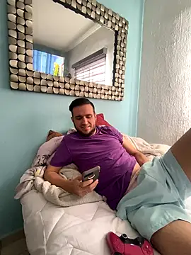 Snapshot of Alexitho25 chatting on November 2025 09:13:01 PM Alexitho25 online show from November 2025 09:13:01 PM