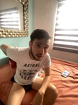 Snapshot of Alexitho25 chatting on December 2025 09:35:01 PM Alexitho25 online show from December 2025 09:35:01 PM