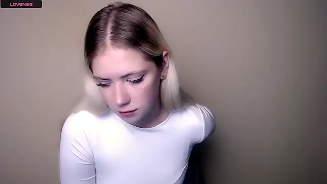 Snapshot of AliceHotty_ chatting on September 2025 06:13:01 AM AliceHotty online show from September 2025 06:13:01 AM