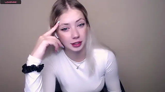 Snapshot of AliceHotty_ chatting on September 2025 06:24:02 AM AliceHotty online show from September 2025 06:24:02 AM