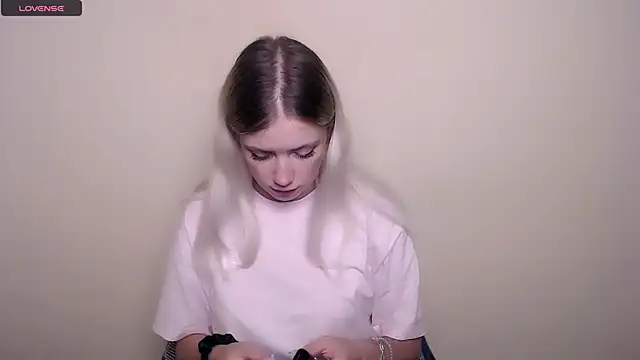 Snapshot of AliceHotty_ chatting on September 2025 06:13:01 AM AliceHotty online show from September 2025 06:13:01 AM