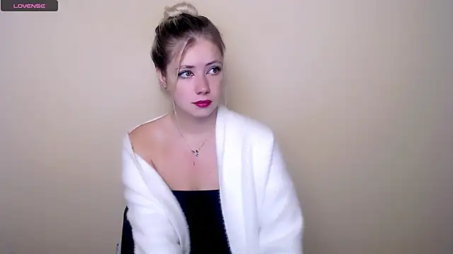 Snapshot of AliceHotty_ chatting on September 2025 07:43:01 AM AliceHotty online show from September 2025 07:43:01 AM