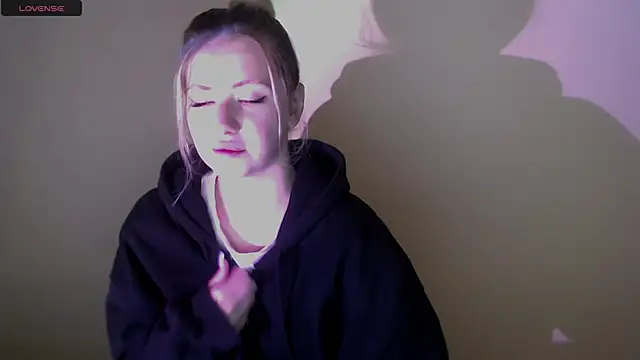 Snapshot of AliceHotty_ chatting on September 2025 06:39:02 AM AliceHotty online show from September 2025 06:39:02 AM