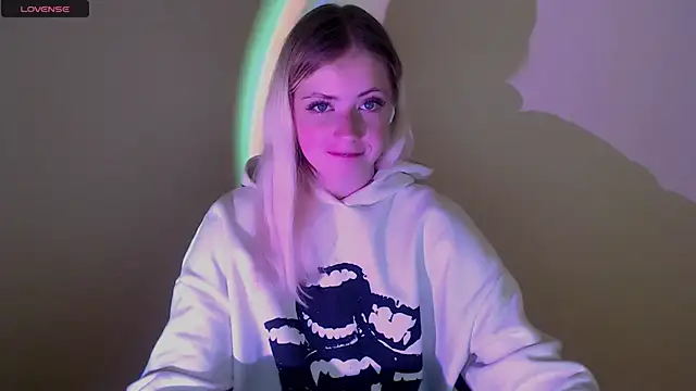 Snapshot of AliceHotty_ chatting on September 2025 12:43:02 PM AliceHotty online show from September 2025 12:43:02 PM