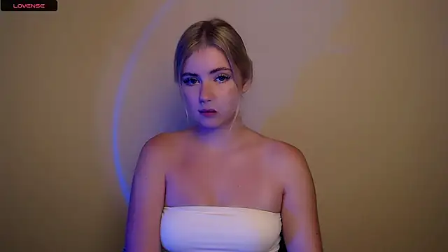 Snapshot of AliceHotty_ chatting on October 2025 01:58:01 PM AliceHotty online show from October 2025 01:58:01 PM