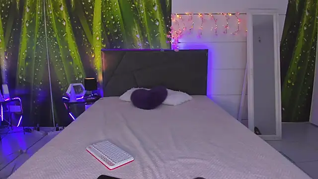 HollyTailors online show from October 2025 05:30:02 AM