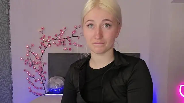 HollyTailors online show from April 2026 12:31:01 PM