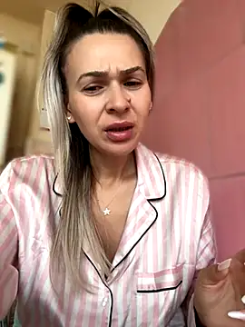 iSelena online show from October 2025 05:50:02 AM