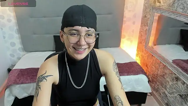 Snapshot of emahills__axelrose chatting on October 2025 11:12:02 PM emahills axelrose online show from October 2025 11:12:02 PM