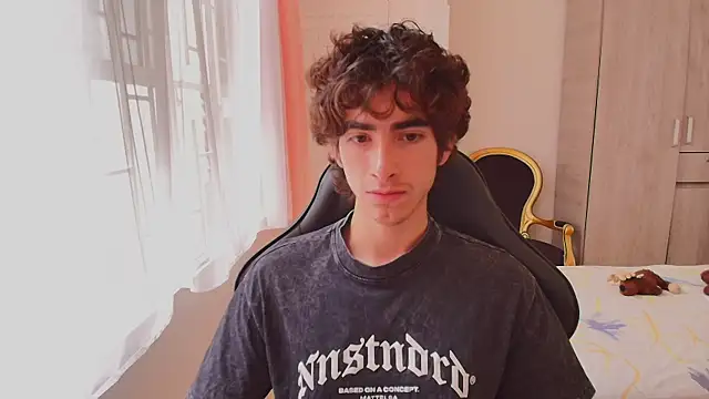 Nude Boy18 online show from October 2025 06:05:02 PM