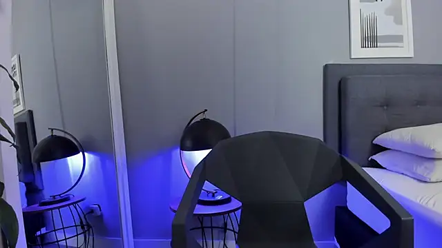 Tylerffoxx online show from November 2025 08:08:01 PM