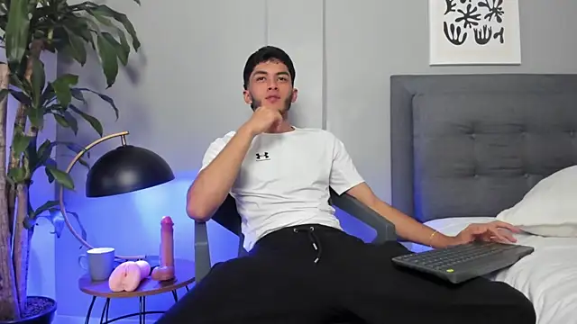 Tylerffoxx online show from July 2026 06:47:02 AM