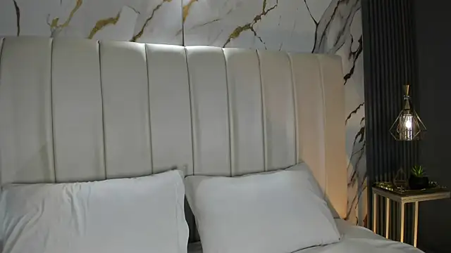 Snapshot of CarolineLee_ chatting on April 2026 10:33:01 PM CarolineLee online show from April 2026 10:33:01 PM