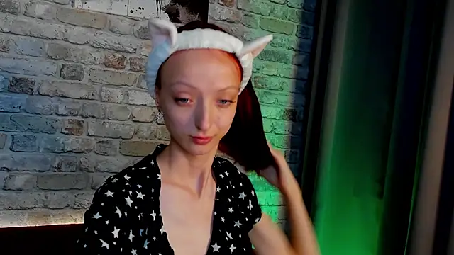 Snapshot of Daria_J chatting on September 2025 04:06:01 AM Daria J online show from September 2025 04:06:01 AM