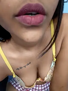 Snapshot of Ema-01 chatting on November 2025 08:18:01 AM Ema-01 online show from November 2025 08:18:01 AM