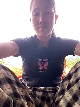 Snapshot of Huong-Ly chatting on September 2025 07:44:01 AM Huong-Ly online show from September 2025 07:44:01 AM