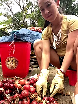 Snapshot of Huong-Ly chatting on October 2025 07:05:02 AM Huong-Ly online show from October 2025 07:05:02 AM
