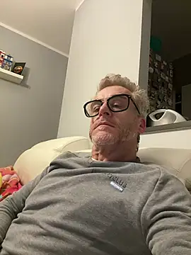 Axl hot online show from February 2026 12:52:02 AM