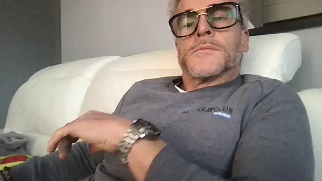 Axl hot online show from February 2026 02:14:01 PM