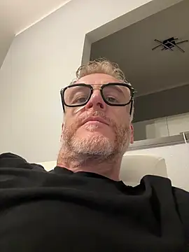 Axl hot online show from April 2026 10:13:02 PM