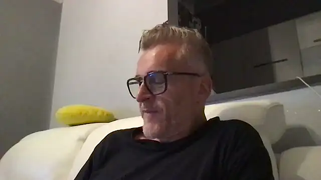 Axl hot online show from June 2026 07:46:01 PM