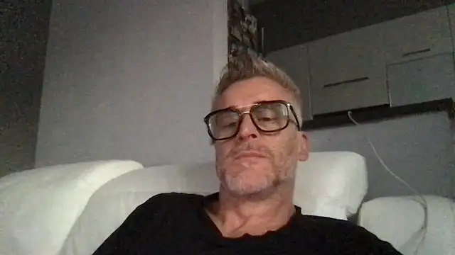 Axl hot online show from June 2026 07:02:02 PM