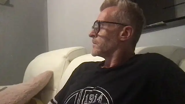 Axl hot online show from June 2026 09:08:02 PM