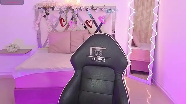 ZURY TAY online show from September 2025 11:45:02 AM