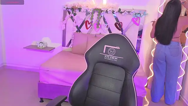 ZURY TAY online show from October 2025 11:51:02 AM