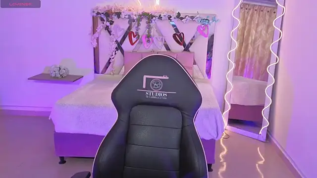 ZURY TAY online show from October 2025 11:33:02 AM