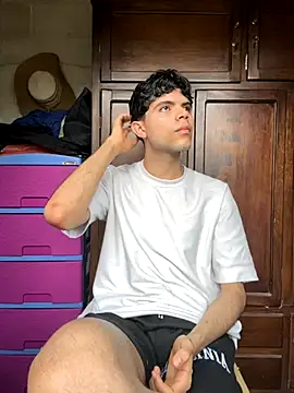 Axel-Mejia online show from November 2025 06:28:01 PM