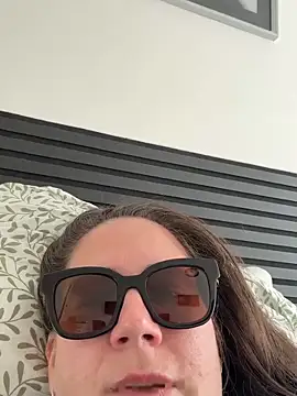 Snapshot of melanie75020 chatting on February 2026 02:46:01 PM melanie75020 online show from February 2026 02:46:01 PM