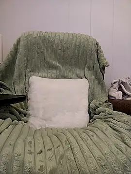 HoneySquirrel online show from May 2026 08:07:01 PM