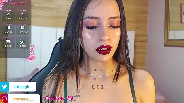 Abril Velvet a  online show from November 2025 12:50:02 PM