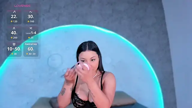 Snapshot of ReinaChloe chatting on February 2026 04:19:02 PM ReinaChloe online show from February 2026 04:19:02 PM