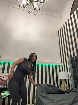 Snapshot of ReinaChloe chatting on June 2026 03:50:02 AM ReinaChloe online show from June 2026 03:50:02 AM