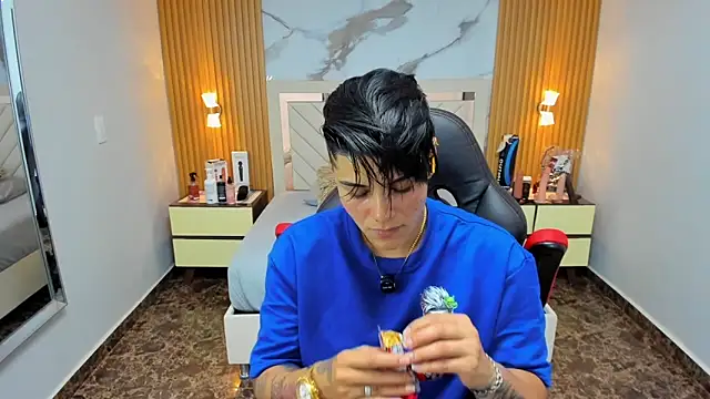 KAROLLJONES1 online show from January 2026 07:48:01 PM