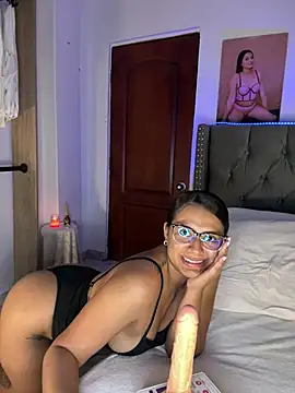 Snapshot of ema_zoe chatting on June 2026 12:00:02 AM ema zoe online show from June 2026 12:00:02 AM