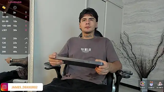 Snapshot of JamesDeker chatting on October 2025 08:09:02 PM JamesDeker online show from October 2025 08:09:02 PM