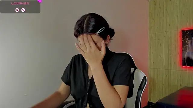 Raven Rouge  online show from February 2026 08:25:01 PM